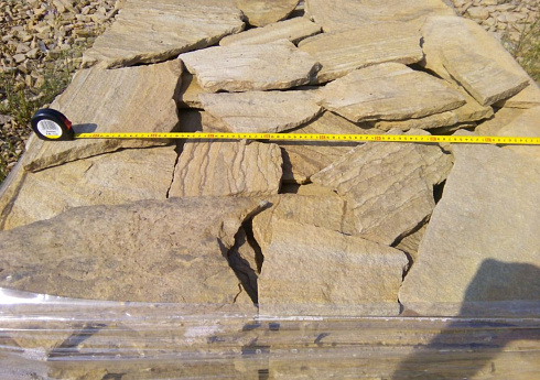 Kamenclub.ru: Песчаник пластушка желтый с разводом под дерево (2 см)  купить в Санкт-Петербурге плитняк желтый с разводами, желтый, рыжий, серый песчаник пластушка рваная ландшафтная 11 000 руб/м3   фото КАМЕНЬ КЛУБ