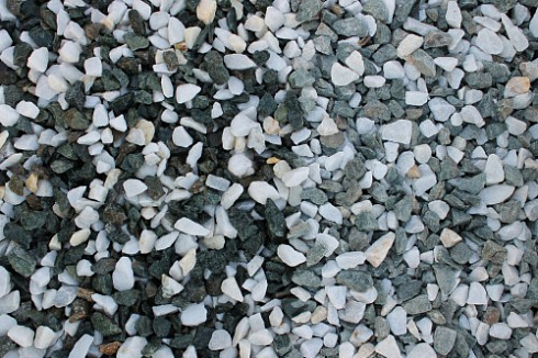Kamenclub.ru: Мраморная крошка (щебень крошка микс: белый-зеленый) фр. 10-20 мм.  купить в Санкт-Петербурге мрамор белый, зеленый каменная ландшафтная декоративная крошка щебня 9500 руб/т   фото КАМЕНЬ КЛУБ
