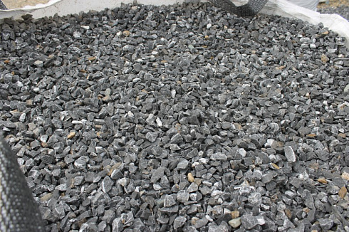Kamenclub.ru: Щебень крошка черный (мрамор) фр. 40-70 мм.  купить в Санкт-Петербурге мрамор черный с белыми прожилками, черный, белый декоративный щебень 11000 руб/т   фото КАМЕНЬ КЛУБ