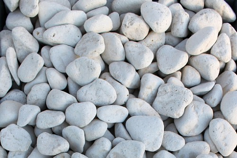 Kamenclub.ru: Щебень галтованный белый (мрамор) фр.5-10 мм.  купить в Санкт-Петербурге мрамор белый, айвори, молочный каменная мраморная декоративная ландшафтная крошка 17000 руб/т   фото КАМЕНЬ КЛУБ