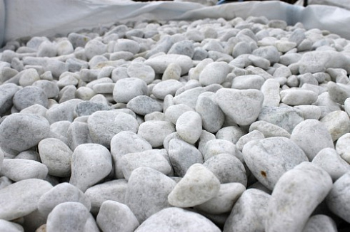 Kamenclub.ru: Мраморная крошка (щебень галтованный белый), фр.20-40 мм.  купить в Санкт-Петербурге мрамор белый бежевый молочный мраморный щебень декоративный 17000 руб/т   фото КАМЕНЬ КЛУБ