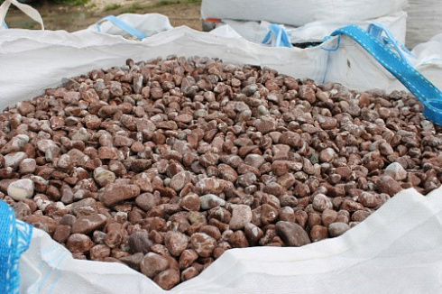 Kamenclub.ru: Мраморная крошка (щебень галтованный розовый) фр.10-20 мм.  купить в Санкт-Петербурге мрамор розовый, красный ландшафтный декоративный окатанный округлый щебень 15000 руб/т   фото КАМЕНЬ КЛУБ