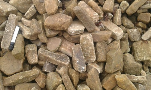 Kamenclub.ru: Песчаник для строительства и кладки блочный (фр 100-200 мм)  купить в Санкт-Петербурге песчаник бежевый серый рыжий валун мелкий для строительства песчаник 6500 руб/т   фото КАМЕНЬ КЛУБ