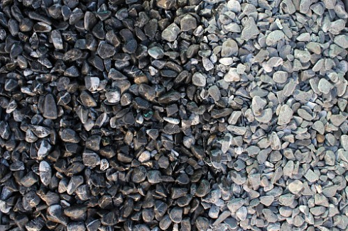 Kamenclub.ru: Щебень галтованный черный (мрамор) фр.10-20 мм.  купить в Санкт-Петербурге мрамор черный с белыми прожилками, черный, белый окатанный округлый ландшафтный декоративный щебень 15000 руб/т   фото КАМЕНЬ КЛУБ