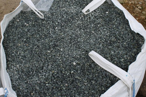 Kamenclub.ru: Щебень крошка зеленый (змеевик) фр. 10-20 мм.  купить в Санкт-Петербурге змеевик зеленый, салатовый декоративная ландшафтная каменная крошка щебня 7 200 руб/т   фото КАМЕНЬ КЛУБ