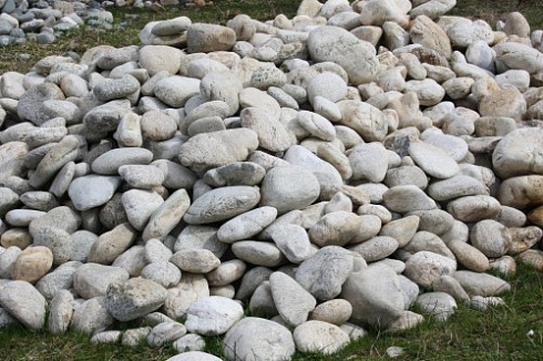 Kamenclub.ru: Бело-серый валунчик фр.100-300 мм.  купить в Санкт-Петербурге крупный камень для ландшафта серый, белый бело-серый валун крупная галька 4500 руб/т   фото КАМЕНЬ КЛУБ