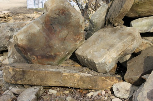 Kamenclub.ru: Песчаник плиты - плахи - пошаговые дорожки (фр. 70-150 мм)  купить в Санкт-Петербурге песчаник серый бежевый желтый зеленый колотый песчаник строительный 6500 руб/т   фото КАМЕНЬ КЛУБ