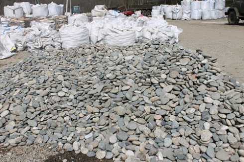 Kamenclub.ru: Галька речная плоская (ассорти) фр. 70-150 мм. купить  в Санкт-Петербурге галька галечник серый белый темно-серый синий светло-серый плоская природная галька  9000 руб/т   фото КАМЕНЬ КЛУБ