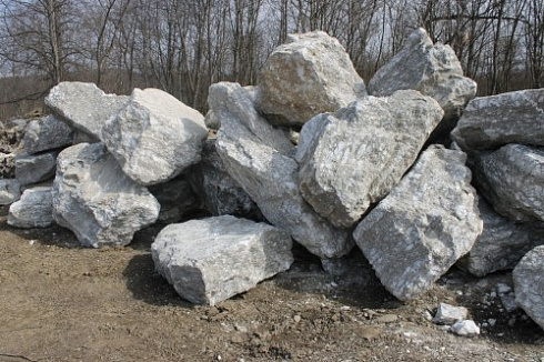 Kamenclub.ru: Мраморизированный известняк фр.500-1500 мм.  купить в Санкт-Петербурге    10000 руб/т   фото КАМЕНЬ КЛУБ