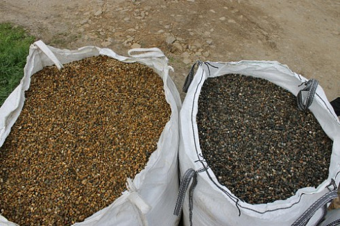 Kamenclub.ru: Галька окат (серо-желтая) фр.10-20 мм. купить  в Санкт-Петербурге галька серо-желтая, рыжая, серый речная окатанная округлая галька 5000 руб/т   фото КАМЕНЬ КЛУБ