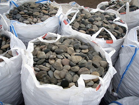 Kamenclub.ru: Галька речная плоская (ассорти) фр. 100-200-300 мм. купить  в Санкт-Петербурге галька плоская разноцветная серый белый темно-серый синий речная галька ландшафтная 8000 руб/т   фото КАМЕНЬ КЛУБ