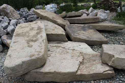 Kamenclub.ru: Песчаник плиты - плахи - пошаговые дорожки (фр. 70-150 мм)  купить в Санкт-Петербурге песчаник серый бежевый желтый зеленый колотый песчаник строительный 6500 руб/т   фото КАМЕНЬ КЛУБ