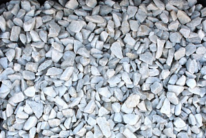 Kamenclub.ru: Мраморная крошка, щебень, цвет-белый, фр. 3-5 мм.  купить в Санкт-Петербурге мрамор белый молочный бежевый мрамор колотый 11500 руб/т   фото КАМЕНЬ КЛУБ