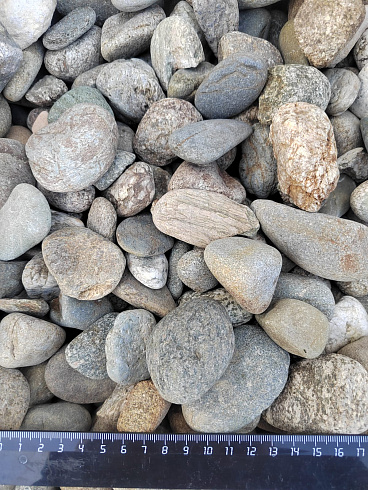 Kamenclub.ru: Галька речная окат (пестрая) фр. 20-40 мм. купить  в Санкт-Петербурге галька речная пестрая, серая, серые оттенки галька речная окатанная округлая 5000 руб/т   фото КАМЕНЬ КЛУБ
