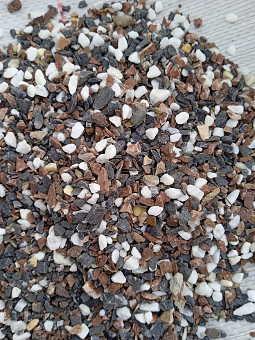 Kamenclub.ru: Мраморная крошка (щебень галтованный микс:: белый-черный) фр.5-10 мм  купить в Санкт-Петербурге мрамор белый, черный, молочный, серый галтовка мраморная окатанная декоративная ландшафтная 15500 руб/т   фото КАМЕНЬ КЛУБ