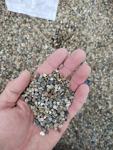 Kamenclub.ru: Галька речная окат (серая) фр.3-5 мм купить  в Санкт-Петербурге галька речная серая бежевый темно-серый окатанный речной камень округлый 9500 руб/т   фото КАМЕНЬ КЛУБ