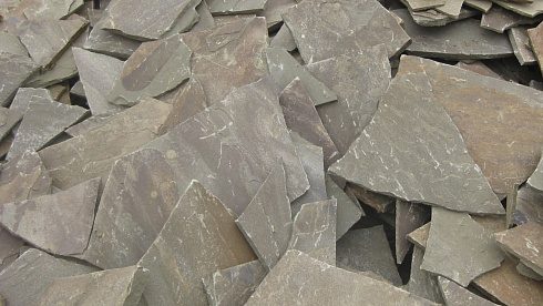 Kamenclub.ru: Песчаник пластушка серо-зеленый (3,0 см)  купить в Санкт-Петербурге песчаник серо-зеленый, серый, зеленый песчаник пластушка колотый рваный ландшафтный 10200 руб/м3   фото КАМЕНЬ КЛУБ