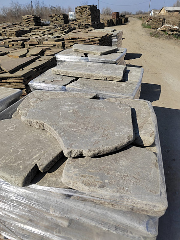 Kamenclub.ru: Песчаник пластушка галтованная светло-серая (3,0 см)  купить в Санкт-Петербурге песчаник светло-серый, серый ландшафтный камень рваный колотый 21000 руб/м3   фото КАМЕНЬ КЛУБ