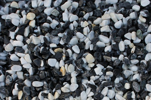 Kamenclub.ru: Мраморная крошка (щебень галтованный микс:: белый-черный) фр.5-10 мм  купить в Санкт-Петербурге мрамор белый, черный, молочный, серый галтовка мраморная окатанная декоративная ландшафтная 15500 руб/т   фото КАМЕНЬ КЛУБ