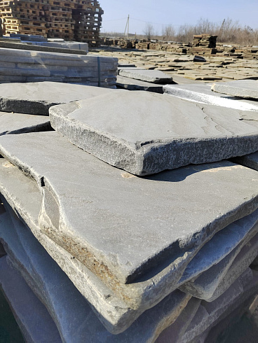 Kamenclub.ru: Песчаник пластушка светло-серый (4,0 - 6,0 см)  купить в Санкт-Петербурге плитняк - пластушка светло-серый песчаник 12600 руб/м3   фото КАМЕНЬ КЛУБ