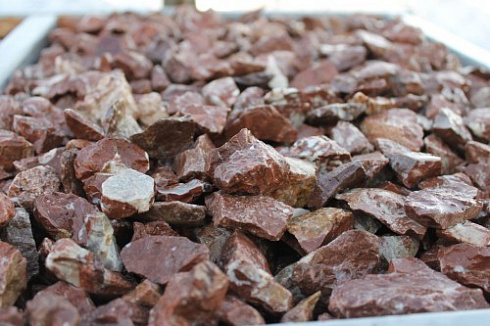 Kamenclub.ru: Мраморная крошка (щебень крошка розовый) фр. 20-40 мм.  купить в Санкт-Петербурге мрамор розовый, красный мраморная крошка декоративная 11000 руб/т   фото КАМЕНЬ КЛУБ