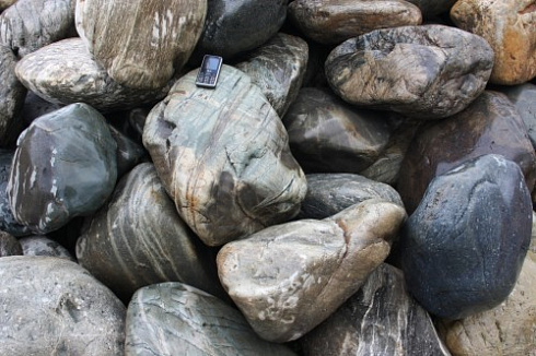 Kamenclub.ru: Речной валун Кабанчик фр.300-500 мм.  купить в Санкт-Петербурге крупный природный камень галька серый, темно-серый речной валун галечник масштабный 7000 руб/т   фото КАМЕНЬ КЛУБ