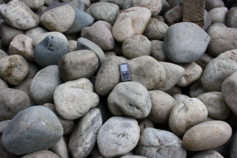 Kamenclub.ru: Темно-серый валунчик фр.100-300 мм.  купить в Санкт-Петербурге крупный природный камень серый, темно-серый, светло-серый речная галька большого размера окатанная 4500 руб/т   фото КАМЕНЬ КЛУБ