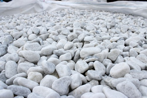 Kamenclub.ru: Мраморная крошка (щебень галтованный белый) фр.10-20 мм.  купить в Санкт-Петербурге мрамор белый, молочный, айвори окатанный округлый декоративный ландшафтный щебень 17000 руб/т   фото КАМЕНЬ КЛУБ