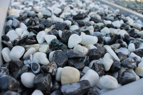Kamenclub.ru: Мраморная крошка (щебень галтованный микс:белый-черный) фр.10-20 мм.  купить в Санкт-Петербурге мрамор белый, черный окатанные округлые декоративные ландшафтные камни щебня 15500 руб/т   фото КАМЕНЬ КЛУБ