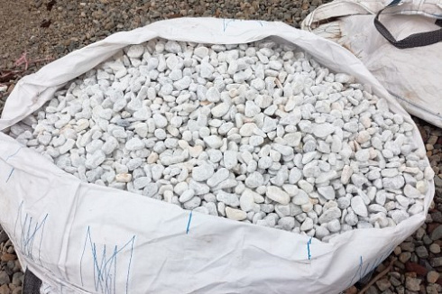 Kamenclub.ru: Мраморная крошка (щебень галтованный белый), фр.20-40 мм.  купить в Санкт-Петербурге мрамор белый бежевый молочный мраморный щебень декоративный 17000 руб/т   фото КАМЕНЬ КЛУБ