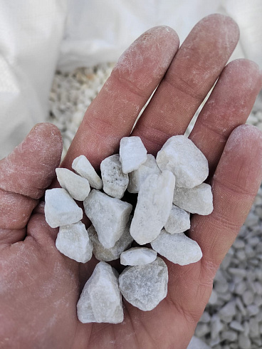 Kamenclub.ru: Мраморная крошка, щебень, цвет-белый, фр. 10-20 мм.  купить в Санкт-Петербурге мрамор белый, молочный айвори каменная ландшафтная декоративная крошка шебня 12000 руб/т   фото КАМЕНЬ КЛУБ