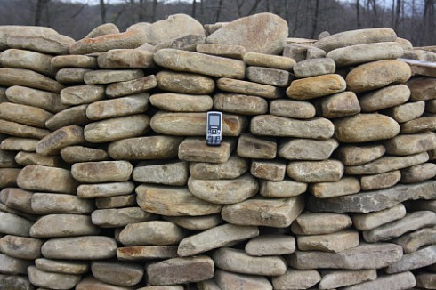 Kamenclub.ru: Песчаник для мощения дорожек, площадок, парковок ( фр 5-10 см)  купить в Санкт-Петербурге песчаник  серый желтый коричневый рыжий песчаник оголтованный окатанный 6500 руб/т   фото КАМЕНЬ КЛУБ