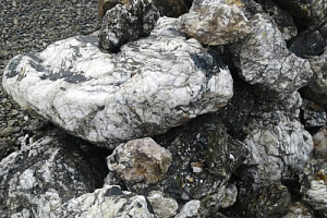 Kamenclub.ru: Черный гранит - кварцит фр. 500-1000 мм.  купить в Санкт-Петербурге гранит кварцит черный серый белый скальный колотый валун 9750 руб/т   фото КАМЕНЬ КЛУБ