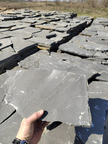 Kamenclub.ru: Песчаник пластушка светло-серый (2,0 см)  купить в Санкт-Петербурге плитняк- ластушка светло-серый, серый рваный ландшафтный плитняк колотый 13800 руб/м3   фото КАМЕНЬ КЛУБ