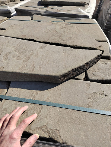 Kamenclub.ru: Песчаник галтованный для облицовки (фр. 2-5 см)  купить в Санкт-Петербурге песчник рыжий желтый серый песчаник окатанный речной 6 000 руб/т   фото КАМЕНЬ КЛУБ