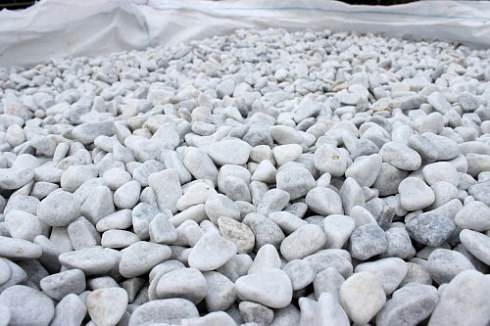 Kamenclub.ru: Мраморная крошка (щебень галтованный белый) фр.10-20 мм.  купить в Санкт-Петербурге мрамор белый, молочный, айвори окатанный округлый декоративный ландшафтный щебень 17000 руб/т   фото КАМЕНЬ КЛУБ