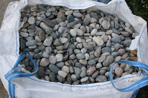 Kamenclub.ru: Галька речная окат (ассорти) фр. 50-100 мм. купить  в Санкт-Петербурге галька природная округлая серая белая черная серая коричневая синяя галька речная окатанная округлая 6200 руб/т   фото КАМЕНЬ КЛУБ
