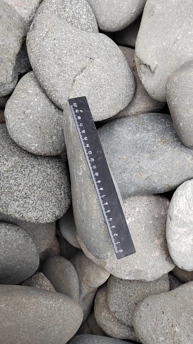 Kamenclub.ru: Галька речная плоская (темно-серая) фр. 70-150 мм. купить  в Санкт-Петербурге галечник природный темно-серый серый синий речная плоская природная окатанная  9000 руб/т   фото КАМЕНЬ КЛУБ