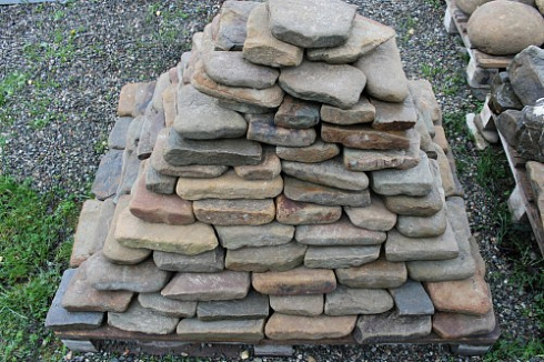 Kamenclub.ru: Песчаник галтованный для облицовки (фр. 2-5 см)  купить в Санкт-Петербурге песчник рыжий желтый серый песчаник окатанный речной 6 000 руб/т   фото КАМЕНЬ КЛУБ