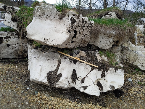 Kamenclub.ru: Выветренный известняк (степной) фр. 500-1500 мм.  купить в Санкт-Петербурге    10000 руб/т   фото КАМЕНЬ КЛУБ