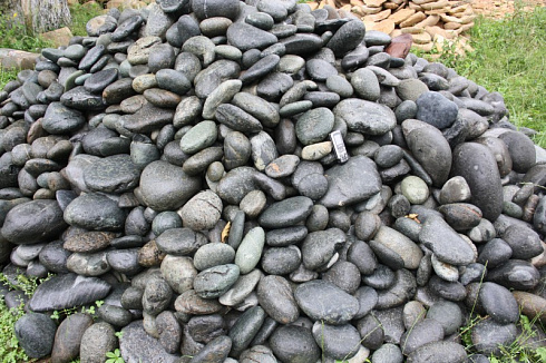 Kamenclub.ru: Темно-серый валунчик фр.100-300 мм.  купить в Санкт-Петербурге крупный природный камень серый, темно-серый, светло-серый речная галька большого размера окатанная 4500 руб/т   фото КАМЕНЬ КЛУБ