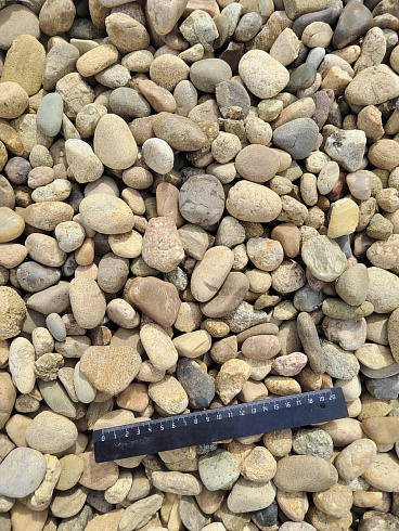 Kamenclub.ru: Галька речная окат рыжая фр. 20-40 мм. купить  в Санкт-Петербурге галька речная окатанная рыжая желтая серая округлая речная галька 5000 руб/т   фото КАМЕНЬ КЛУБ