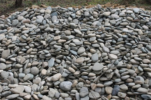 Kamenclub.ru: Галька речная плоская (ассорти) фр. 100-200-300 мм купить  в Санкт-Петербурге галька галечник природный серый, белый темно-серый синий рыжий светло-серый природная галька плоская крупная 8000 руб/т   фото КАМЕНЬ КЛУБ