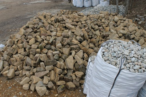 Kamenclub.ru: Песчаник для строительства и кладки блочный (фр 100-200 мм)  купить в Санкт-Петербурге песчаник бежевый серый рыжий валун мелкий для строительства песчаник 6500 руб/т   фото КАМЕНЬ КЛУБ