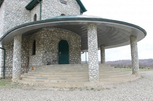 Kamenclub.ru: Галька речная плоская (бело-серая) фр. 100-200-300 мм. купить  в Санкт-Петербурге галька речная плоская серый, белый, бело-серый, серо-белый речная галька плоская  9000 руб/т   фото КАМЕНЬ КЛУБ