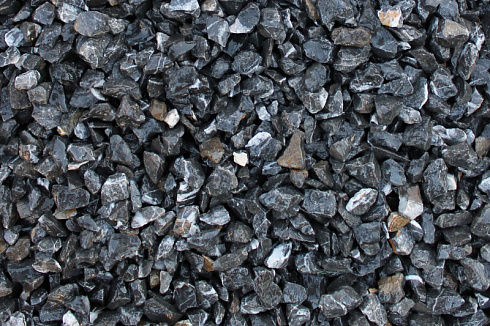 Kamenclub.ru: Щебень крошка черный (мрамор) фр. 5-10 мм.  купить в Санкт-Петербурге мрамор черный с белыми прожилками, черный, белый мраморная крошка декоративная ландшафтная 11000 руб/т   фото КАМЕНЬ КЛУБ