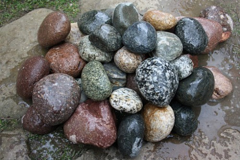 Kamenclub.ru: Галька окат (цветная картошка) фр. 50-100 мм. купить  в Санкт-Петербурге галька природная окатанная серый белый цветной синий темно-серый коричневый округлый галечник окатанный 6800 руб/т   фото КАМЕНЬ КЛУБ