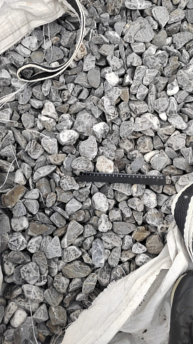 Kamenclub.ru: Щебень галтованный черный (мрамор) фр.40-70 мм.  купить в Санкт-Петербурге мрамор черный с белыми прожилками, черный, белый щебень галтованный округлый 13500 руб/т   фото КАМЕНЬ КЛУБ