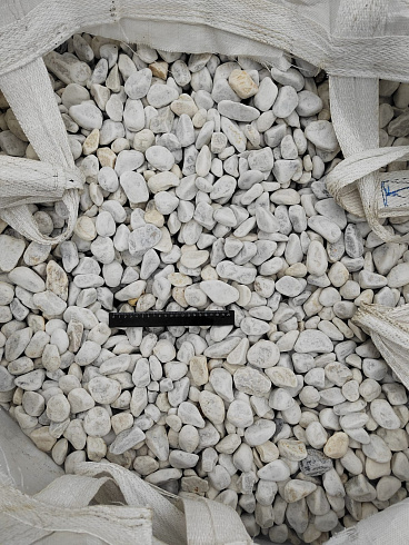 Kamenclub.ru: Мраморная крошка (щебень галтованный белый) фр.40-70 мм.  купить в Санкт-Петербурге мрамор белый молочный айвори окатанный округлый природный камень 17000 руб/т   фото КАМЕНЬ КЛУБ