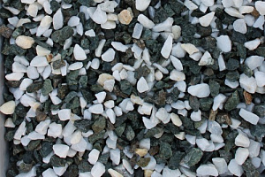 Kamenclub.ru: Мраморная крошка (щебень крошка микс: белый-зеленый) фр. 10-20 мм.  купить в Санкт-Петербурге мрамор белый, зеленый каменная ландшафтная декоративная крошка щебня 9500 руб/т   фото КАМЕНЬ КЛУБ